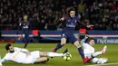 Aksi pemain PSG, Edinson Cavani melewati adangan dua pemain Marseille, Adil Rami (kiri) dan Hiroki Sakai pada lanjutan Ligue 1 Prancis di Parc des Princes Stadium, Paris, (25/2/2018). PSG menang 3-0. (AP/Thibault Camus)