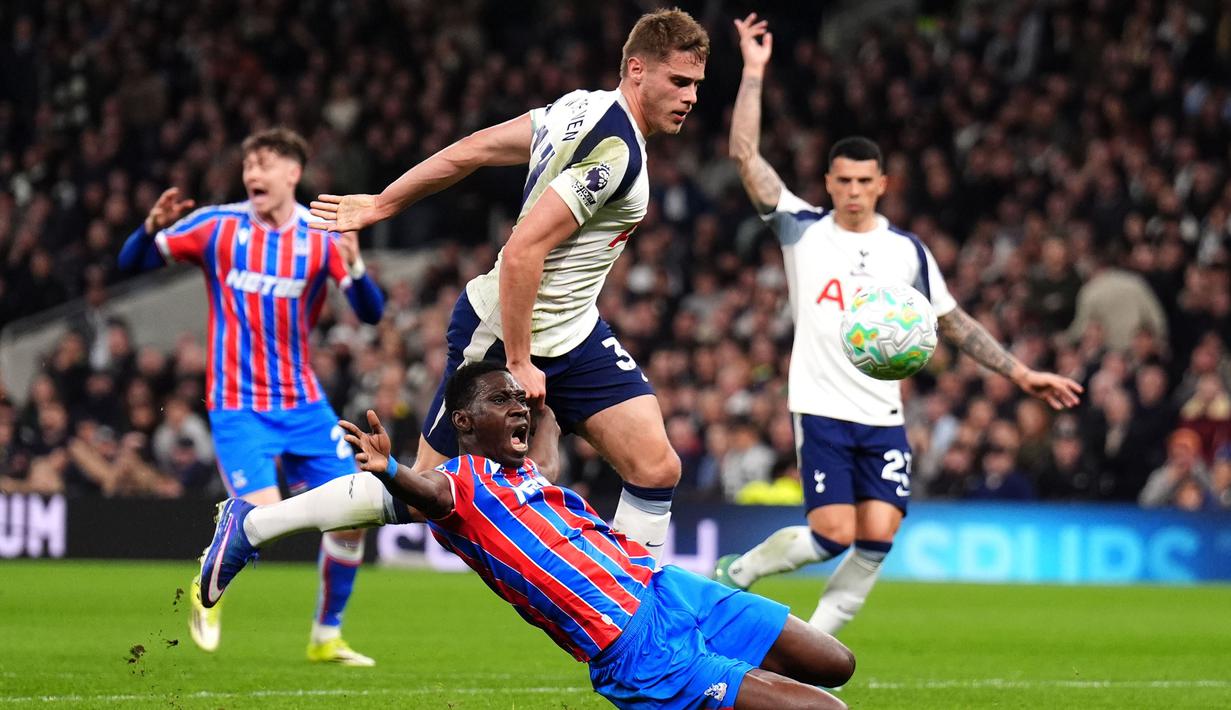 Namun, keunggulan tersebut tak berlangsung lama setelah Micky van de Ven melakukan pelanggaran terhadap Ismaila Sarr di dalam kotak penalti. Skor berubah menjadi 1-1 usai Sarr menjebol gawang Tottenham Hotspur dari titik putih. (AP Photo/John Walton)