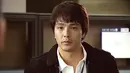 Kabarnya, aktor Winter Sonata tersebut mengalami depresi ketika ayahnya didiagnosa mengidap kanker perut. Park Yong Ha yang sangat mencintai ayahnya merasa sangat bersalah (Istimewa)
