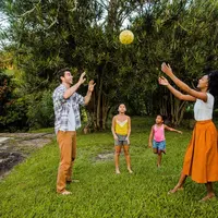 Olahraga bersama keluarga tak harus berupa kegiatan berat seperti lari maraton atau olahraga ekstrem. Ada banyak cara ringan namun menyenangkan untuk tetap aktif di luar rumah. (foto/dok: freepik)