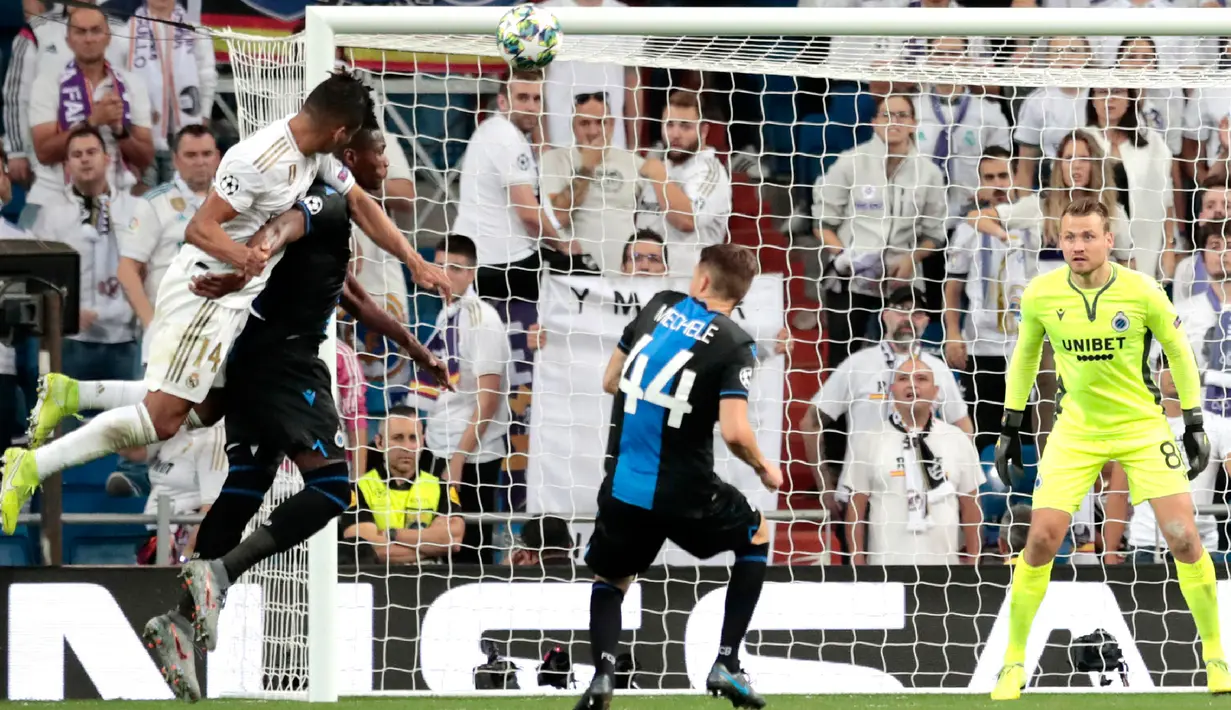 Pemain Real Madrid Casemiro (kiri) mencetak gol ke gawang Club Brugge pada laga Liga Champions di Stadion Santiago Bernabeu, Madrid, Spanyol, Selasa (1/10/2019). Pertandingan berakhir 2-2. (AP Photo/Bernat Armangue)