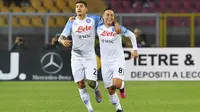 Giovanni di Lorenzo (kiri) sat merayakan gol yang dicetaknya bersama rekan setimnya, Giacomo Raspadori, ke gawang Lecce dalam duel giornata 29 Serie A Liga Italia di Via del Mare Stadium, Sabtu (8/4/2023) dini hari WIB. Napoli menang 2-1 dalam laga itu. (Giovanni Evangelista/LaPresse via AP)