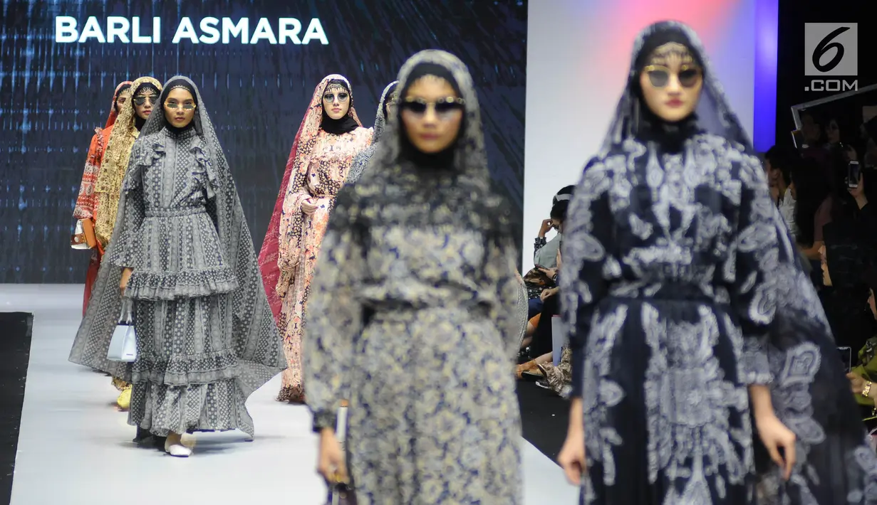 Model mengenakan busana rancangan Barli Asmara menampilkan 8 busana saat Muslim Fashion Festival (MUFFEST) 2019 di JCC, Jakarta, Jumat (3/5/2019). MUFFEST 2019 melalui Bekraf membuat Indonesia Trend Forecasting 2019/2020 dengan tema "Sigularity" sebagai acuan. (Liputan6.com/Herman Zakharia)