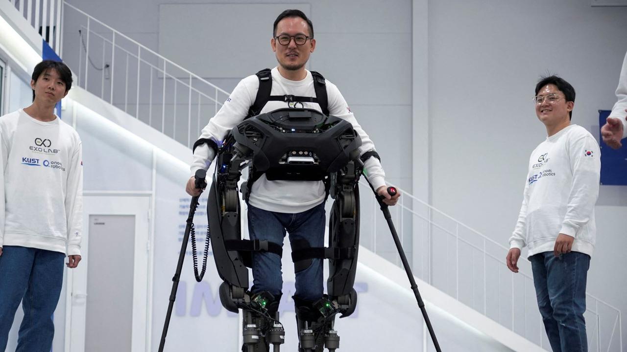FOTO: Canggihnya Robot 'Iron Man' Buatan Korea Selatan Bantu Penderita Lumpuh untuk Berjalan