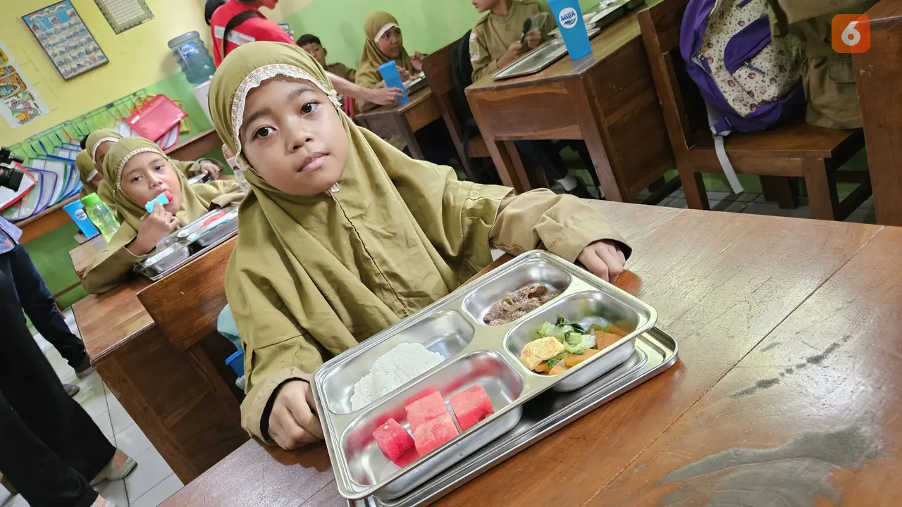 Murid-murid SD Muhammadiyah Sleman menunjukkan antusiasme tinggi menikmati makan bergizi dalam program yang tidak hanya memperkenalkan nutrisi sehat, tapi juga mengajarkan pentingnya peduli lingkungan (Foto: Aditya Eka Prawira/Liputan6.com)