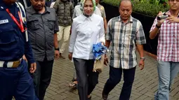 Tak ada raut ketegangan dari wajah Walikota Tangerang Selatan saat akan menjalani pemeriksaan (Liputan6.com/Johan Tallo)