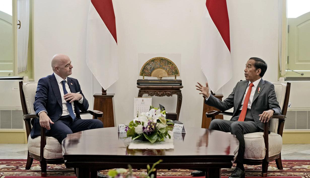 Disebutkan ada lima poin dalam transformasi sepak bola Indonesia yang merupakan kerja sama antara FIFA, AFC, pemerintah, dan PSSI dalam korespondensi Infantino dan Jokowi. (AP/Achmad Ibrahim)