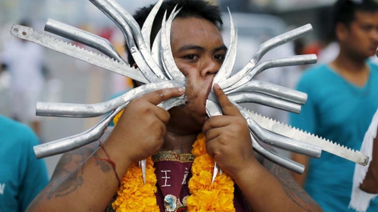 Festival debus ala Thailand ini bikin merinding