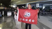 Suporter Timnas China menyambut kedatangan skuad The Dragons saat tiba di Terminal 3 Bandara Soekarno-Hatta, Tangerang, Senin (2/6/2025). (Bola.com/M Iqbal Ichsan)
