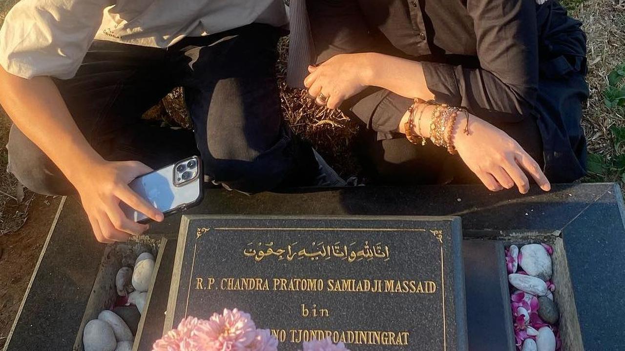 Momen Angelina Sondakh Ajak Anak Ziarah ke Makam Adjie Massaid, Pose Keanu Cium Nisan Sang Ayah Bikin Haru