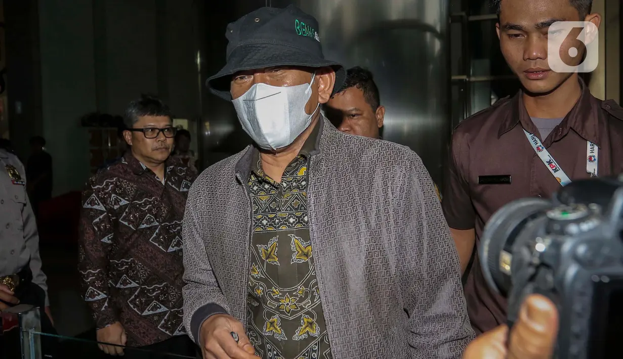 Anggota VI Badan Pemeriksa Keuangan (BPK), Pius Lustrilanang saat meninggalkan gedung Merah Putih Komisi Pemberantasan Korupsi (KPK), Jakarta, Jumat (1/12/2023). (Liputan6.com/Angga Yuniar)