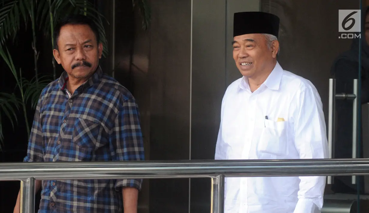 Tokoh PPP Jawa Timur Asep Saifuddin Chalim (kanan) memenuhi panggilan penyidik KP untuk menjalani pemeriksaan, Jakarta, Senin (25/3). Kiai Asep diperiksa sebagai saksi untuk tersangka Romahurmuziy dalam kasus dugaan suap jual beli jabatan di lingkungan Kementerian Agama. (merdeka.com/Dwi Narwoko)