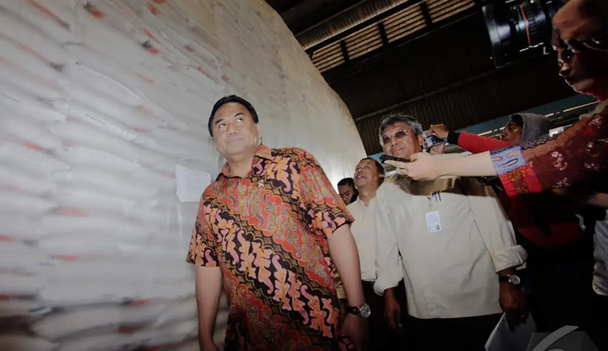 Menteri Perdagangan RI Rahmat Gobel saat berada di Gudang Bulog, Jakarta, Senin (15/12/2014). (Liputan6.com/Faizal Fanani)
