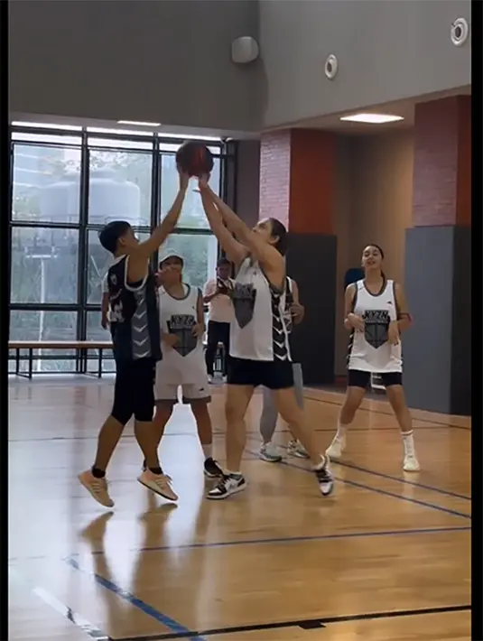 Dari video singkat yang beredar, tampak mama muda tersebut jago di lapangan basket. Keseruan begitu terlihat hingga menghasilkan poin demi poin. "Harus bangga nih suami-suami punya istri begini," tulis Tya Ariestya seperti dalam caption @tya_ariestya. [Instagram/reisabrotoasmoro]