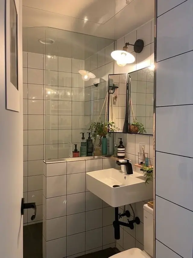 Kamar Mandi dengan Shower Sempit