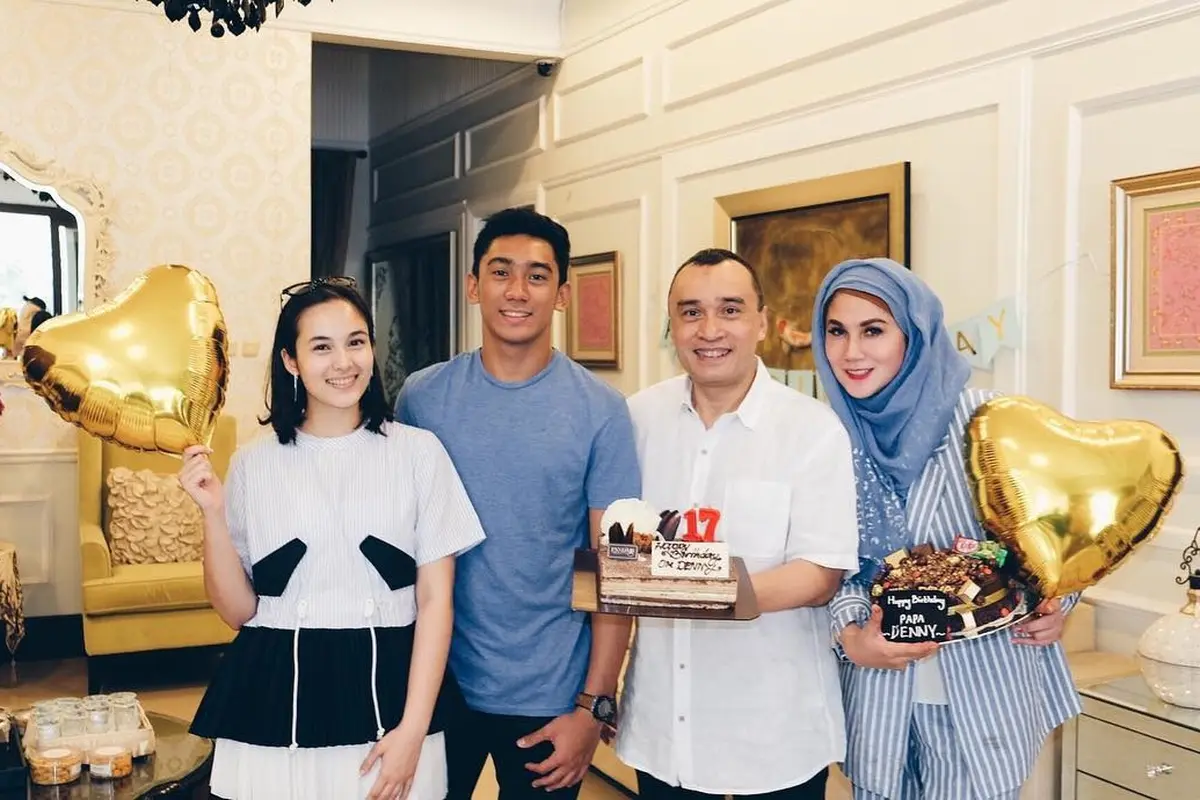 [Bintang] Chelsea Islan bersama Daffa Wardhana, Denny Wardhana, dan Marini Zumarnis