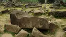 Cekuk pada batu besar yang ada di salah satu teras di situs megalitikum Gunung Padang di Kampung Cimanggu, Cianjur, Jawa Barat, diyakini sebagai tapak "Maung" atau Manusia Unggul, (20/9/2014). (Liputan6.com/Helmi Fithriansyah)