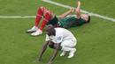Meski akhirnya menang 2-1, Meksiko bernasib sama dengan Arab Saudi gagal lolos ke babak 16 besar. Meksiko hanya finis di posisi ketiga Grup C dengan mengemas 4 poin, sementara Arab Saudi di posisi juru kunci dengan 3 poin. (AP/Luca Bruno)