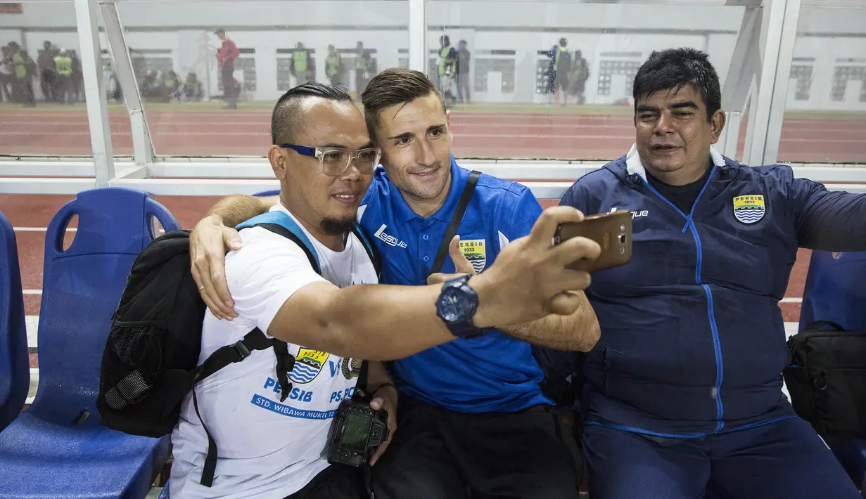 Juan Belencoso juga menyempatkan diri melakukan selfie dengan salah satu pentolan Viking, Gus Dul. (Bola.com/Vitalis Yogi Trisna)