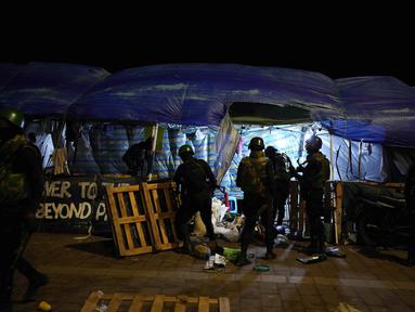 Militer Sri Lanka melepaskan tenda dari lokasi kamp protes anti-pemerintah di luar Sekretariat Presiden di Kolombo, Sri Lanka, Jumat (22/7/2022). Pasukan keamanan di Sri Lanka menggerebek kamp protes anti-pemerintah utama di ibu kota Kolombo dan mulai merobohkan tenda. (AP Photo/Rafiq Maqbool)