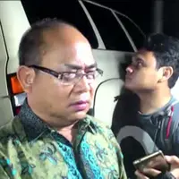Malam Jumat Kontrakan Gatot Brajamusti Ramai Dikunjungi Tamu