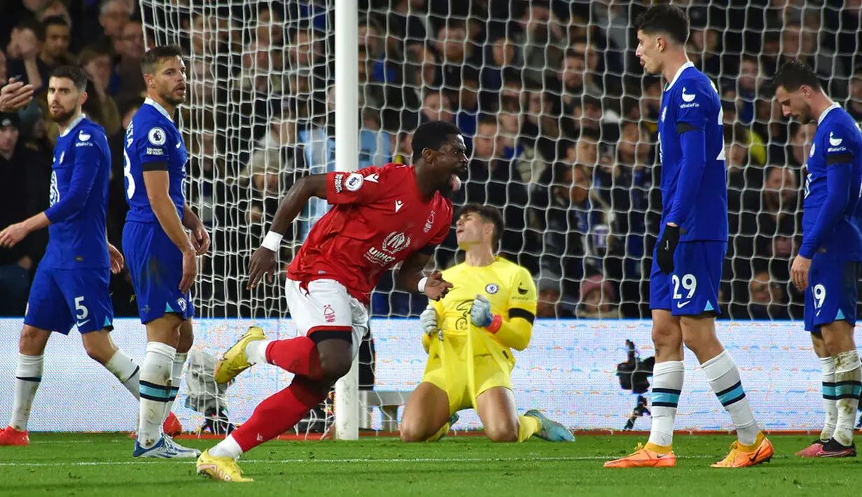 Pemain Nottingham Forest Serge Aurier (tengah) melakukan selebrasi usai mencetak gol ke gawang Chelsea pada pertandingan sepak bola Liga Inggris di City Ground, Nottingham, Inggris, 1 Januari 2023. Pertandingan berakhir imbang dengan skor 1-1. (AP Photo/Rui Vieira)