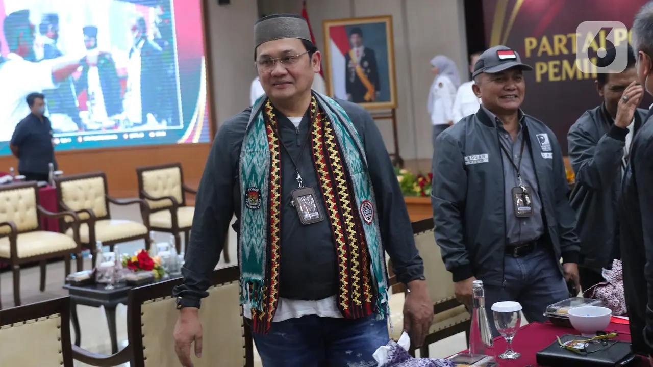 Gaya Farhat Abbas saat Daftarkan Partai Pandai Jadi Peserta Pemilu ke KPU RI