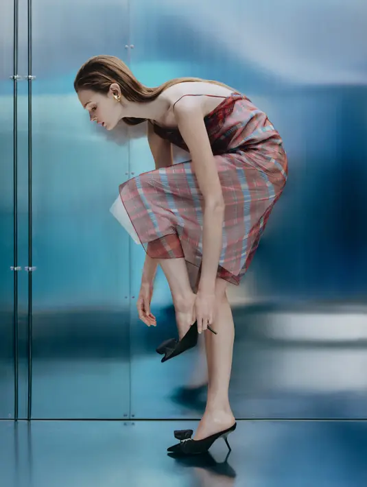 Print motif kotak-kota, dan tas serta sepatu dengan detail aksen terlihat begitu memikat. Cocok untuk dikenakan dalam suasana kasual atau semi formal pada acara sore hari. / Foto dok : Ferragamo.