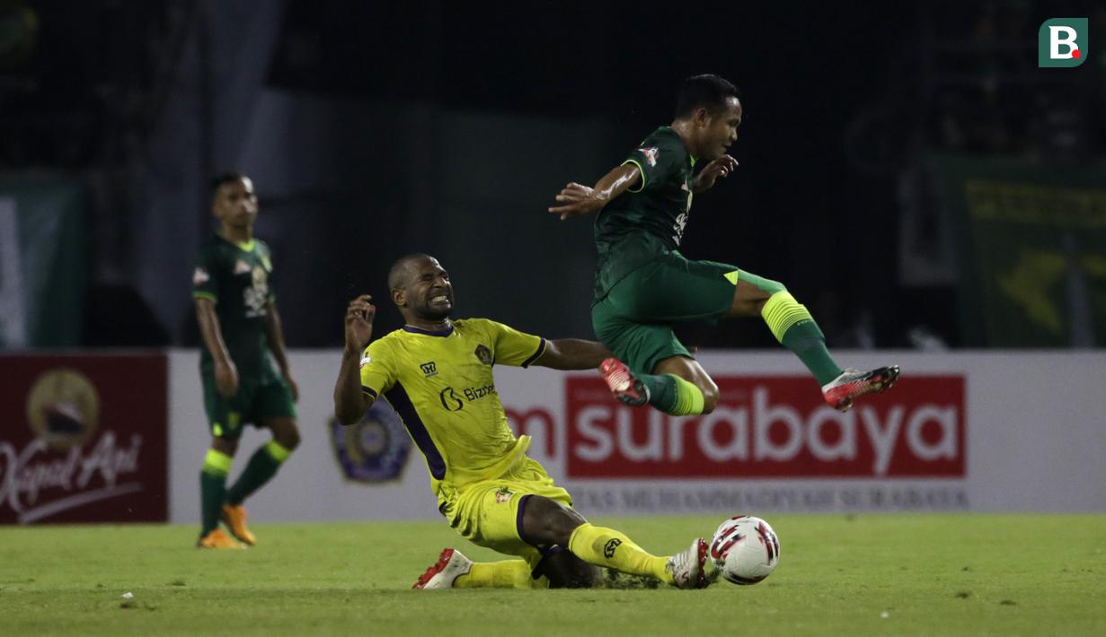 Penyerang Persebaya, Oktafianus Fernando, berebut bola dengan pemain Persik Kediri pada laga pembuka Shopee Liga 1 2020, Sabtu (29/2). Persebaya dan Persik bermain imbang 1-1. (Bola.com/Yoppy Renato)