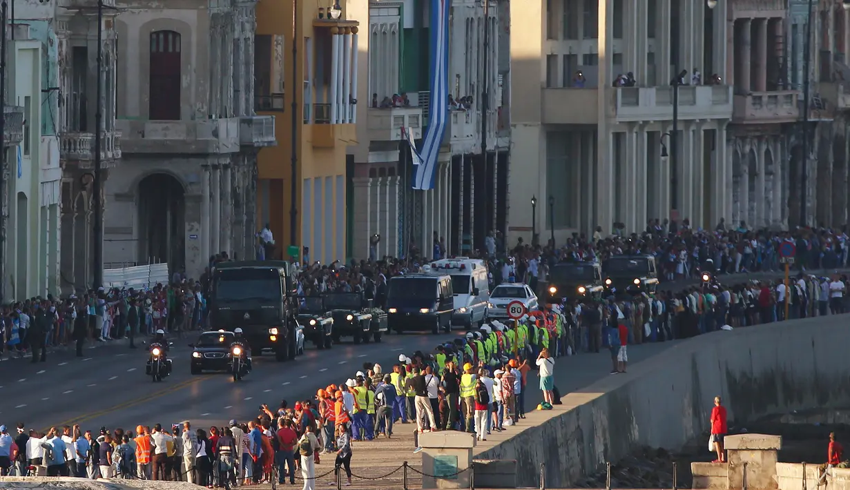 Warga kuba berbaris di pinggir jalan saat kendaraan militer mengangkut abu Fidel Castro, Santiago de Cuba, Rabu (30/11). Fidel Castro akan dimakamkan di Santiago, yang merupakan tempat lahirnya Revolusi Kuba tahun 1959. (REUTERS)