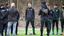 Pemain AC Milan, Zlatan Ibrahimovic, menendang bola saat melakukan latihan bersama klub Swedia Hammarby di Stockholm, Swedia, Senin (13/4/2020). Ibrahimovic yang sedang berada di kampung halaman menyempatkan diri berlatih sepak bola meski di tengah wabah virus corona. (AP/Henrik Montgomery)