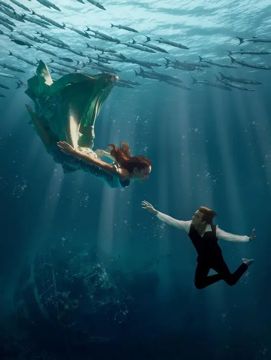 Sandrinna Michelle tampil bak Ariel mengenakan flowy dress nuansa hijau dari Byan Soe saat berpose bersama kekasihnya, Junior Roberts yang tampil dengan setelan formal dari Bie Hin Tailor. [Credit: IG/@marthasuherman].