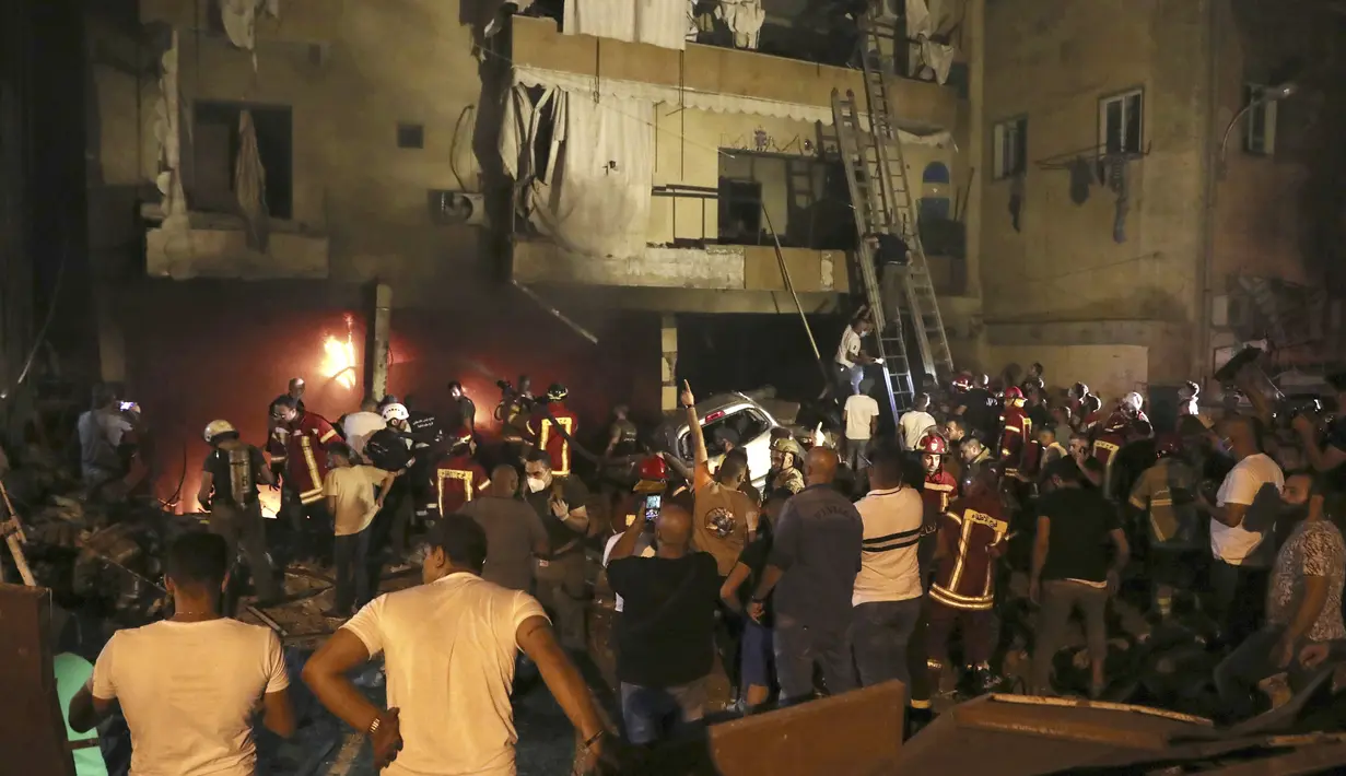 Petugas pemadam kebakaran memadamkan api di gedung setelah tangki bahan bakar meledak di lingkungan Tariq al-Jdide di Beirut (9/10/2020). Dilansir dari AP pada Sabtu (10/10/2020) sejauh ini belum ada pengumuman mengenai penyebab pasti kebakaran tangki yang memicu ledakan. (AP Photo/Bilal Hussein)