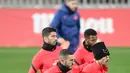 Pemain Atletico Madrid Koke (kiri) dan Antoine Griezmann mengikuti sesi latihan di Madrid menjelang matchday kelima Grup B Liga Champions melawan AC Milan, Selasa (23/11/2021). Atletico dan AC Milan berjuang meraih tiket ke babak 16 besar Liga Champions pada Kamis dini hari WIB. (OSCAR DEL POZO/AFP)