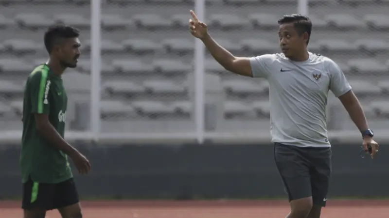 Asisten pelatih Timnas Indonesia U-22, Yunan Helmi. (Bola.com/Vitalis Yogi Trisna)