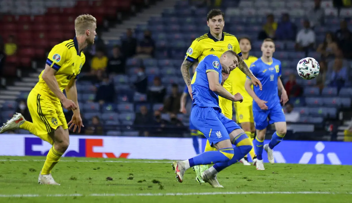 Pemain Ukraina Artem Dovbyk mencetak gol ke gawang Swedia pada pertandingan babak 16 besar Euro 2020 di Stadion Hampden Park, Glasgow, Selasa (29/6/2021). Ukraina menang 2-1. (Pool Photo via AP)