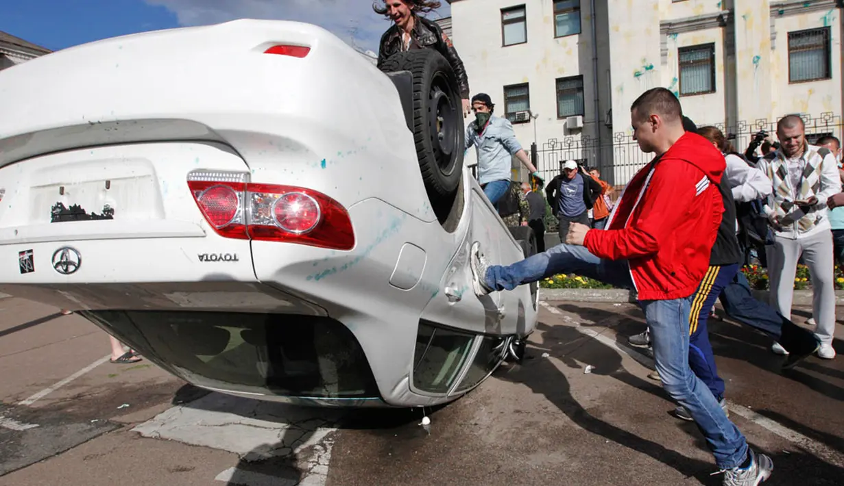 Beberapa kendaraan yang terparkir di sekitar Kedutaan Besar Rusia di Kiev, Ukraina, (14/6/2014), dirusak massa yang melakukan aksi unjuk rasa. (REUTERS/Valentyn Ogirenko)