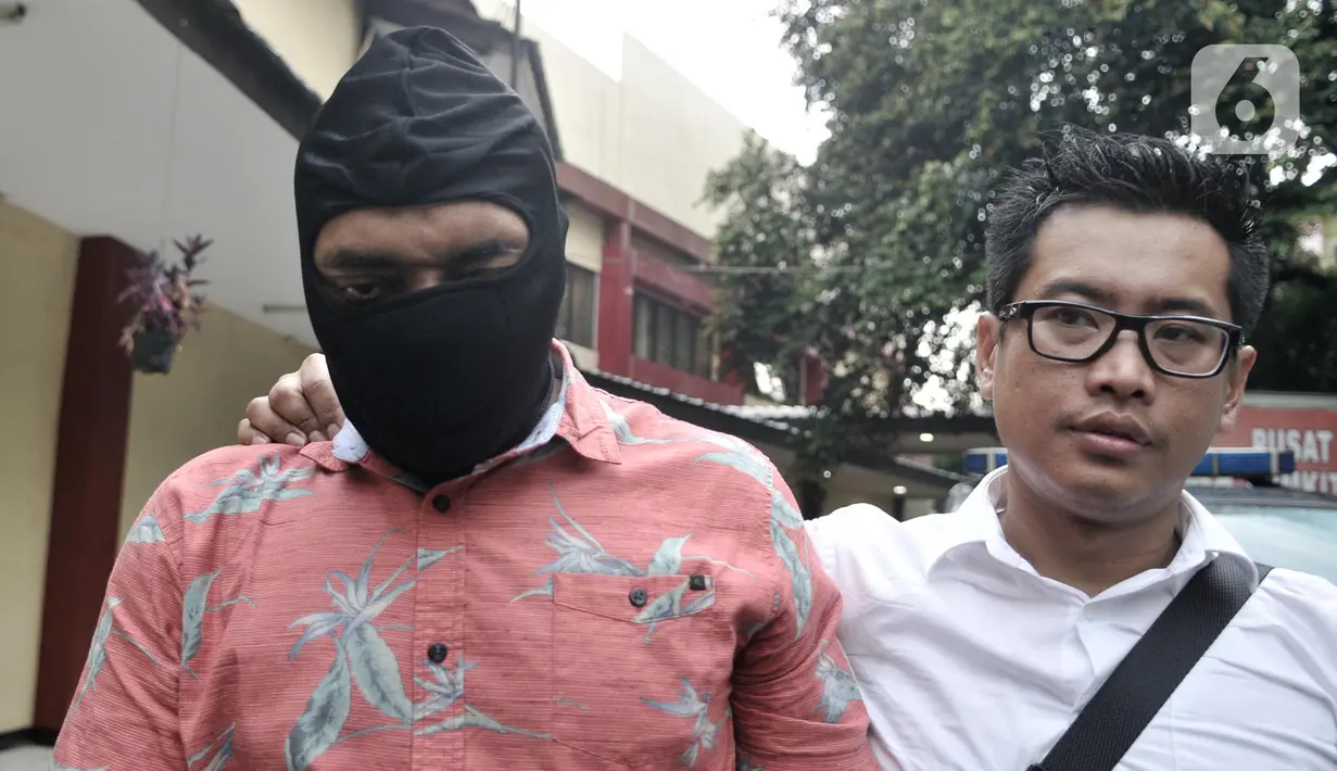 Tersangka AC dihadirkan dalam rilis pengungkapan sindikat narkoba jaringan internasional di Rumah Sakit Polri, Jakarta, Senin (2/12/2019). Dittipid Narkoba Bareskrim Polri mengungkap sindikat narkoba jaringan internasional Nigeria-Jakarta di kawasan Sentul, Bogor. (merdeka.com/Iqbal  Nugroho)
