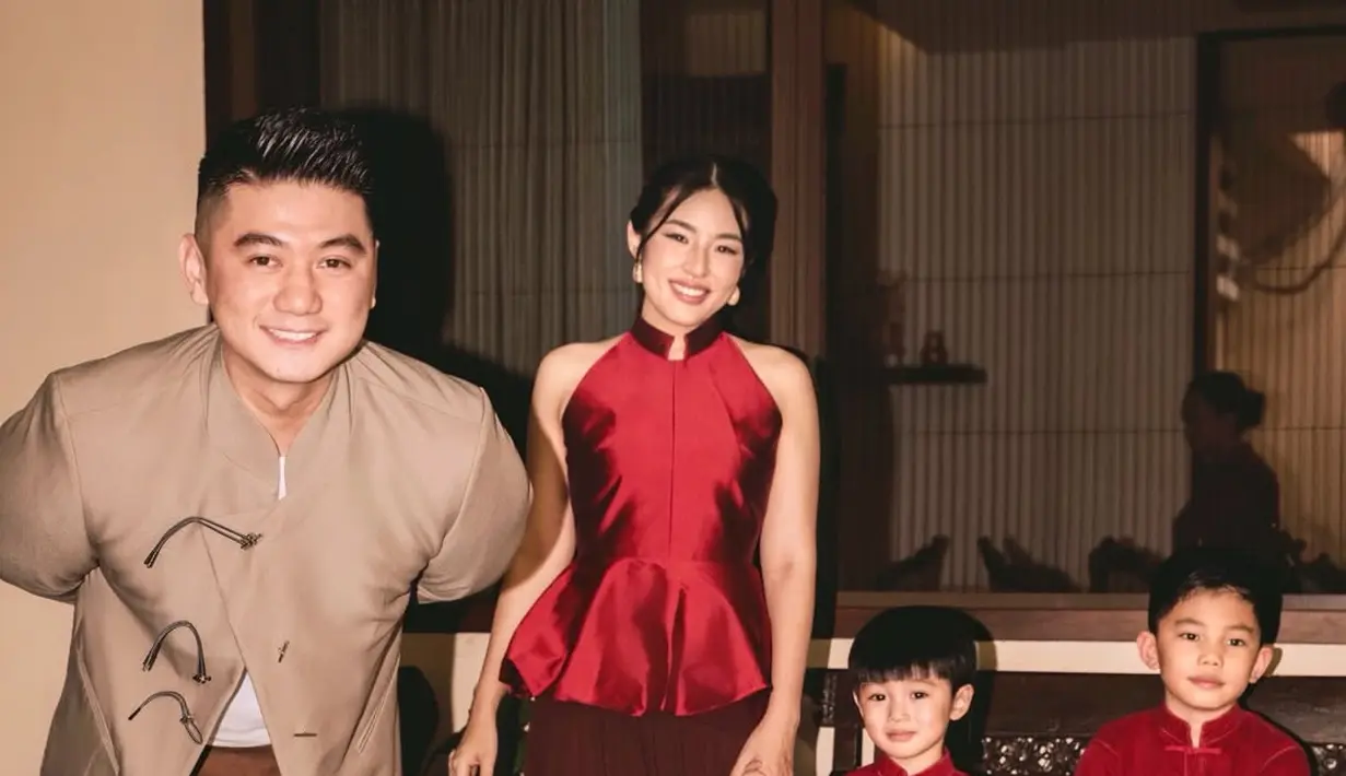 Chef Arnold dan Tiffany Soetanto rayakan Imlek dengan vibes ala bangsawan China. Ada penampilan menggemaskan dari Butter [@tiffanysoetanto]