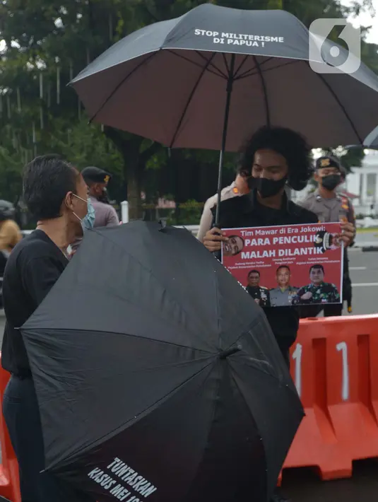 Aktivis HAM menggelar aksi Kamisan di Jakarta, Kamis (6/1/2022). Mereka juga menolak pengangkatan Mayor Jenderal TNI Untung Budiharto menjadi Pangdam Jaya karena rekam jejaknya sebagai anggota Tim Mawar yang menjalankan operasi penculikan para aktivis 1998.  (merdeka.com/Imam Buhori)