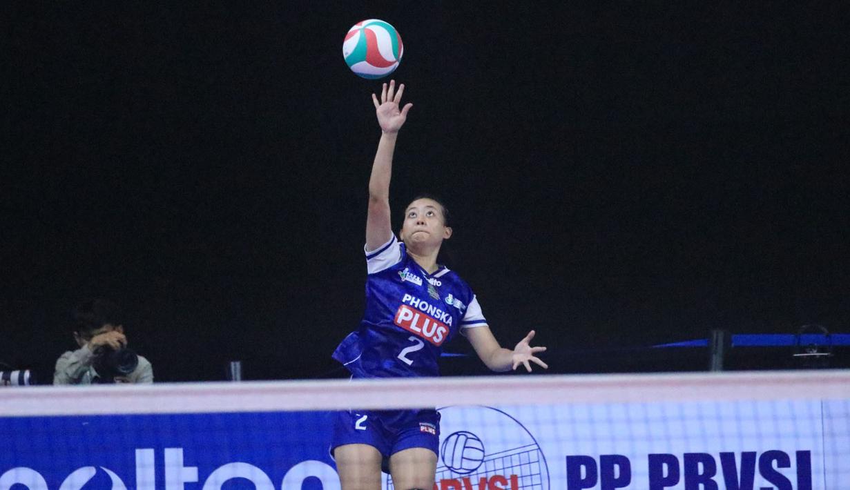 Pebola voli putri Petrokimia Gresik, Ajeng Nur Cahaya melakukan servis saat menghadapi Kharisma Premium Bandung pada laga final kategori putri Kejuaraan Bolavoli Nusantara Cup 2024 di GOR UNY Yogyakarta, Sabtu (23/3/2024). Petrokimia Gresik menang 3-1 (17-25, 25-18, 25-15 dan 26-24) dan menjadi juara (Dok. PBVSI)