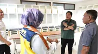 Menteri BUMN dan Ketua Panitia Penyelenggara FIFA U-20 World Cup 2023 (LOC) Erick Thohir mengunjungi Gelora Bung Tomo (GBT) Surabaya, Senin (13/3/2023). (Dian/Liputan6.com)