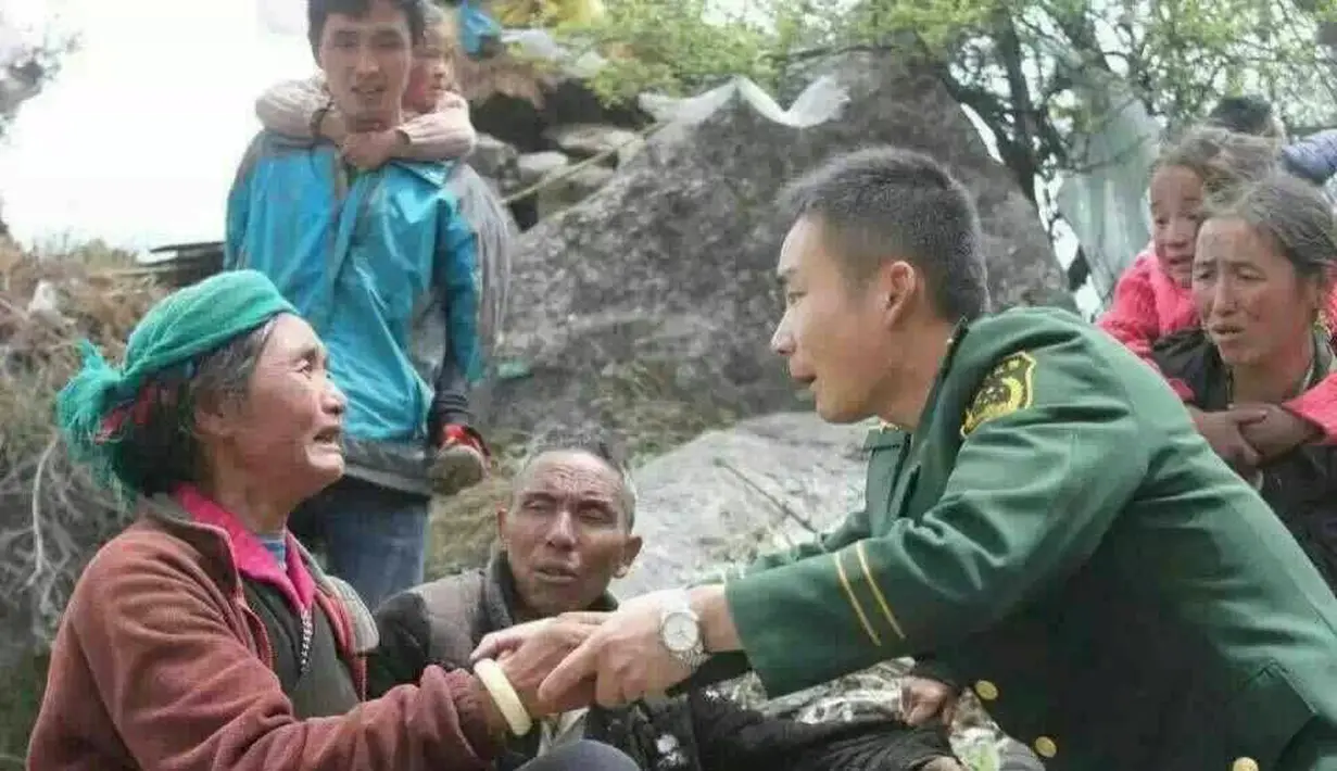 Petugas berbincang dengan warga yang menjadi korban gempa, Nepal, Sabtu (25/4/2015). Dikabarkan sekitar 500 orang lebih tewas dalam peristiwa tersebut (Reuters/Navesh Chitrakar)