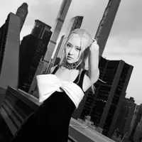 Gaya rambut ponytail ini cukup simple namun memberikan sentuhan manis pada penampilanmu. (Instagram/roses_are_rosie).