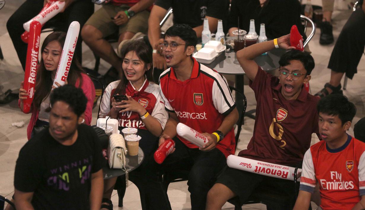 Pendukung Arsenal saat merayakan gol anak asuh Mikel Arteta yang disarangkan ke gawang Wolves dalam acara Roaring Night Nobar Arsenal versus Wolverhampton Wanderers. (Bola.com/M Iqbal Ichsan)