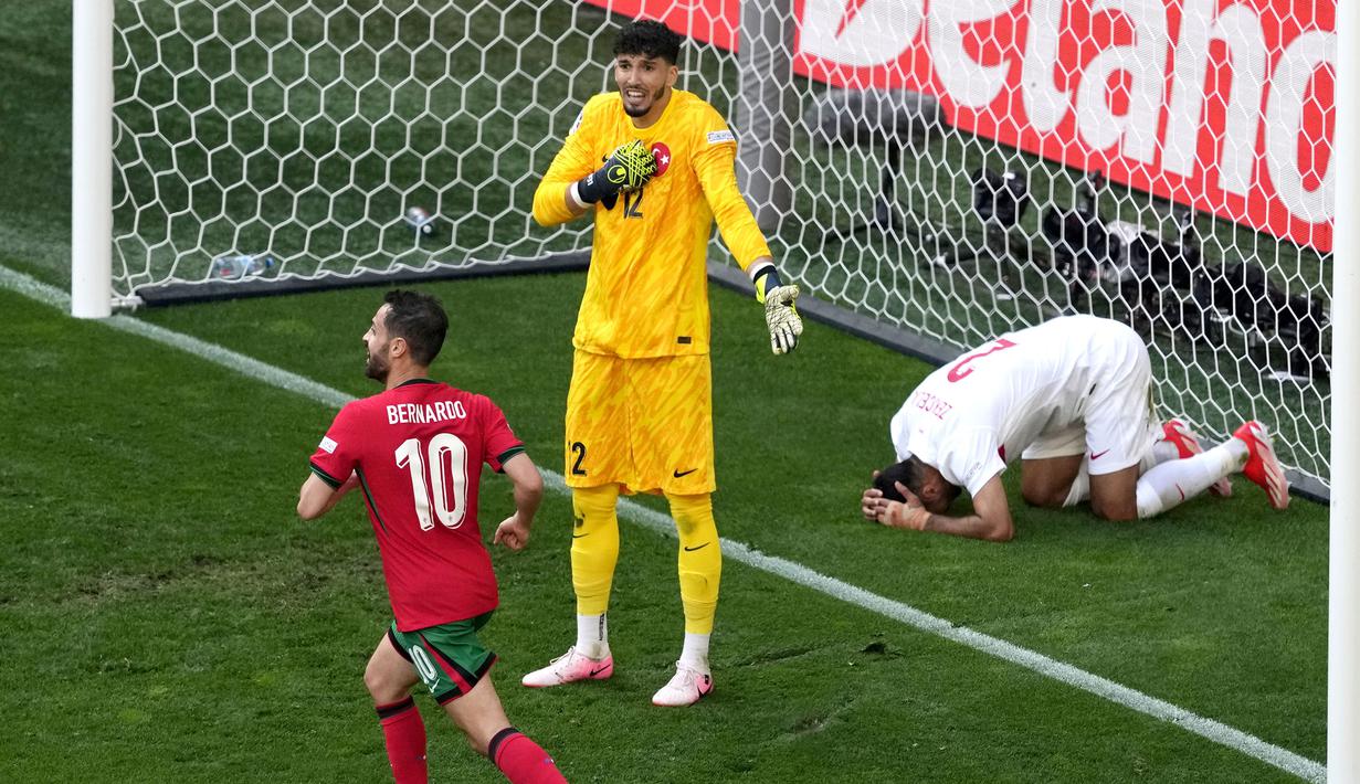 <p>Reaksi kecewa kiper Timnas Turki, Altay Bayindir dan rekannya, Zeki Celik setelah kebobolan gol kedua lewat gol bunuh diri Samet Akaydin saat menghadapi Portugal pada laga matchday kedua Grup F Euro 2024 Westfalenstadion, Dortmund, Jerman, Sabtu (22/6/2024). (AP Photo/Michael Probst)</p>