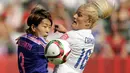 Bek Jepang, Azusa Iwashimizu (kiri) berebut bola dengan gelandang Inggris, Katie Chapman dalam semifinal Piala Dunia Wanita 2015di Stadion Commonwealth, Montreal, Kanada. (1/7/2015).  (Erich Schlegel-USA TODAY Sports/Reuters)