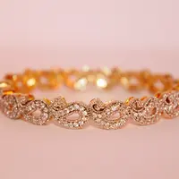 Ilustrasi Gelang Emas Credit: unsplash.com/Samar