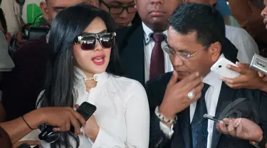 Artis Syahrini menjalani pemeriksaan di Gedung Bareskrim Mabes Polri, Jakarta, Senin (2/3/2015). Syahrini diperiksa terkait kasus Ketua KPK nonaktif Abraham Samad dan Feriyani Lim. (Liputan6.com/Yoppy Renato)