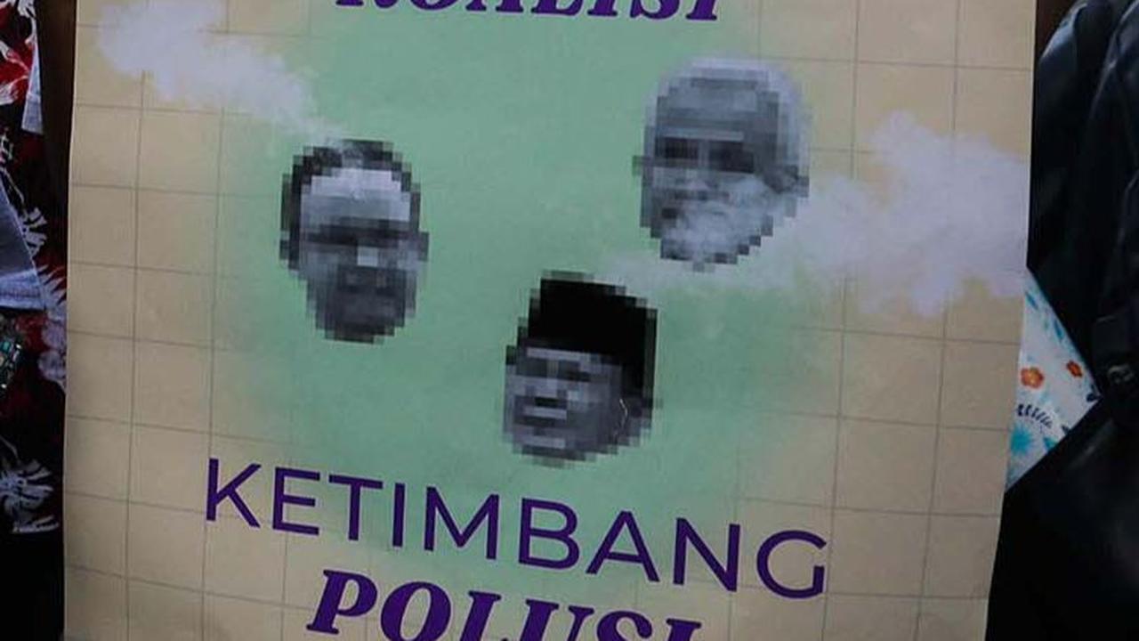 FOTO: Geruduk KPU, Aktivis Desak Capres-Cawapres Berkomitmen Tangani Krisis Iklim